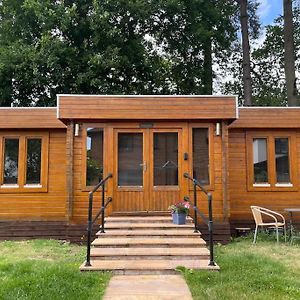 Log Cabin Living For 3-4 People In Frimley 아파트 Exterior photo