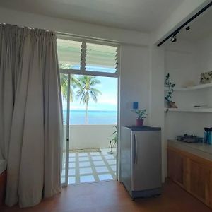 발라박 Absolute Beachfront Studio With Kitchen & Balcony 아파트 Exterior photo