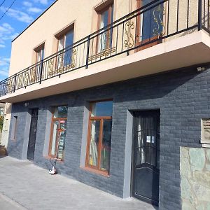 크바렐리 Თოია 아파트 Exterior photo