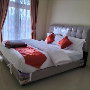 Flora Homestay Syariah 부키팅기 Exterior photo