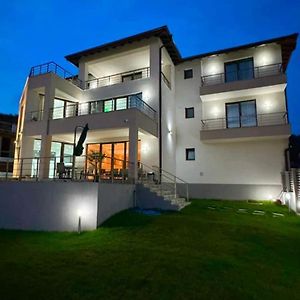 The Hillside Villa 오그냐노보 Exterior photo