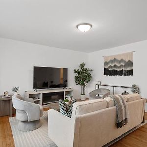 데스플레인스 Stylish 2Br Near O'Hare Modern & Easy Access 아파트 Exterior photo