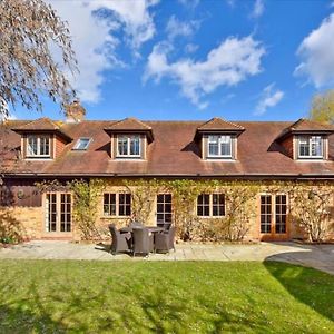 Charming 4-Bed Barn,Games Room,10 Mins To Windsor Winkfield Exterior photo