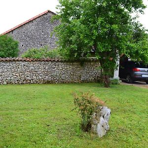 Vouthon Maison De Plain-Pied Avec Jardin Clos, Jeux Enfants, Velos, Animaux Acceptes, Proche Montbron - Fr-1-653-6 빌라 Exterior photo