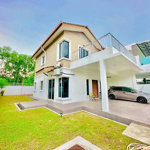 Embun Homestay Puchong,Selangor Semi D 10Pax 5R4B Exterior photo