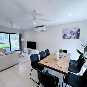 Theme Park Retreat Coomera 5 Beds Villa 골드코스트 Exterior photo