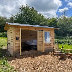 The Hoppers Hut 호텔 Weald Exterior photo