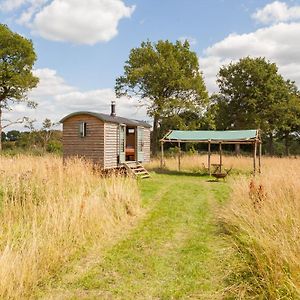 Daisy Shepherds Hut 호텔 Weald Exterior photo