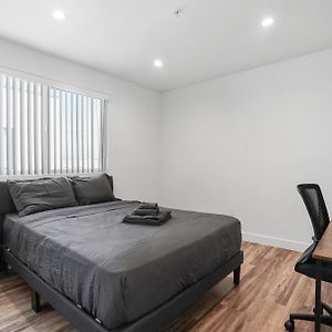 Spacious Bedroom With Shared Bathroom 로스앤젤레스 Exterior photo