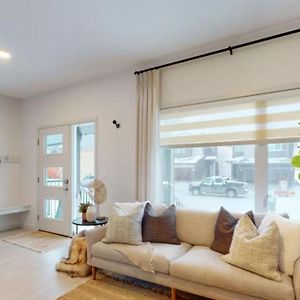 Exquisite 3Bedroom Home, 16M To Wem & 25M To Yeg 에드먼턴 Exterior photo