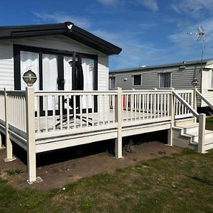 Great Oakley  Stunning 4 Berth Caravan With Large Decking Area At Dovercourt, Ref 44004I 빌라 Exterior photo