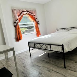 Queen Bedroom Near Finch Subway 토론토 Exterior photo