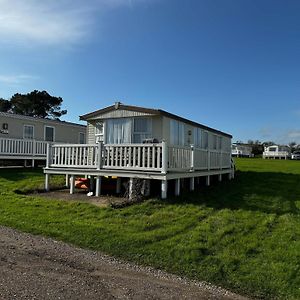 2-Bed Costal Caravan By The Sea - Non-Smoking 호텔 벰브리지 Exterior photo