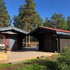 Timber Cottages With Jacuzzi And Sauna Near Lake Vaenern 카를스타 Exterior photo