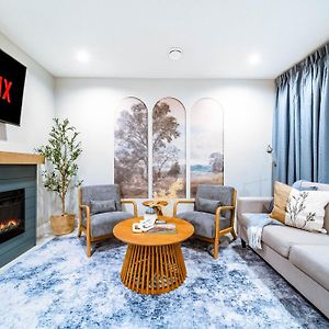 Stunning 2 Bdrm Yeg Suite, Eia Airport, Wifi, Hot Tub! 에드먼턴 Exterior photo