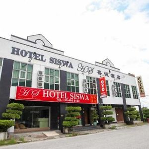 Hs Hotel Siswa Near Utar 캄파르 Exterior photo