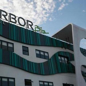 Arbor Biz Hotel 마카사르 Exterior photo