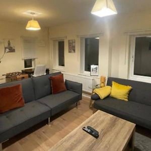 Shenley Church End Cosy House- Sleeps 7 Centrally Located Free Parking, Fast Wifi Smart Tv With Sky And Netflix Business Travellers Relocators Leisure Welcome 아파트 Exterior photo