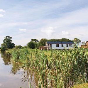 Wigmore Lakes Lodges 칼데스턴 Exterior photo