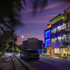 리플 비치 인 호텔 훌루말레 Exterior photo