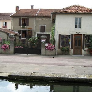 Chez Monique 호텔 Doulaincourt-Saucourt Exterior photo