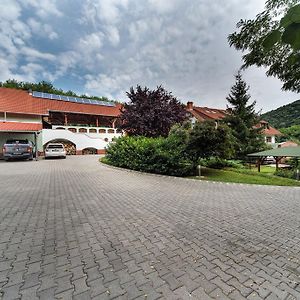 Hetenyi Apartmanhaz Es Birtok 호텔 Mecseknádasd Exterior photo