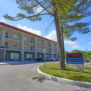 Wasaga Riverdocks Hotel Suites 와사가비치 Exterior photo