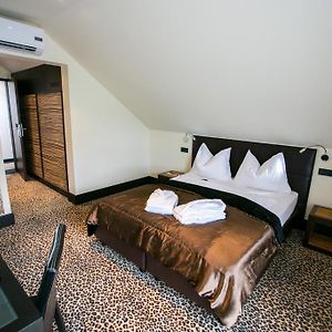 Hotel Seebrunn Am Wallersee 헨돌프앰왈러시 Room photo
