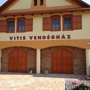 Vitis Vendeghaz 호텔 Becsehely Exterior photo