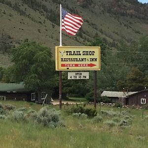 Trail Shop Inn 와피티 Exterior photo