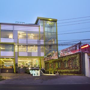 프레쉬 호텔 수카부미 Exterior photo