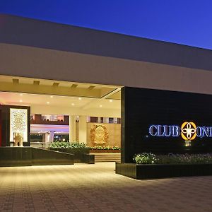 Club One 호텔 Manor Exterior photo