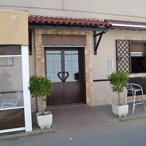 Hostal Pension La Ruta 호텔 Paterna del Campo Exterior photo