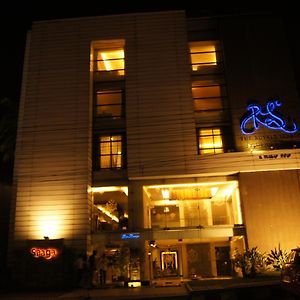 더 로얄 세너트, 헵발 호텔 벵갈루루 Exterior photo