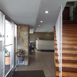 Executive Inn 칠리코시 Exterior photo