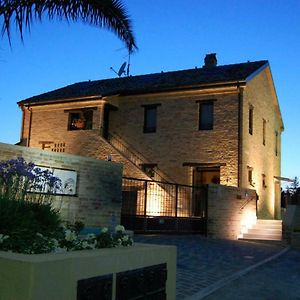 몬삼폴로델트론토 La Tana Dei Leoni B&B Exterior photo