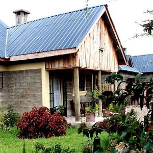 Mount Kenya Ecocamp & Villas 나뉴키 Exterior photo