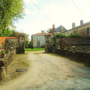 Bazoges-en-Paillers Le Manoir "Aux Douves" B&B Exterior photo