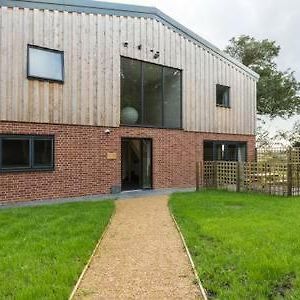 오버턴 Oak & Hazel, Heath Row Barn 아파트 Exterior photo