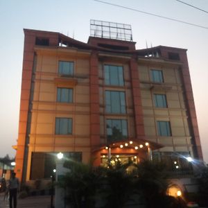 Amaya Hotels 바레일리 Exterior photo
