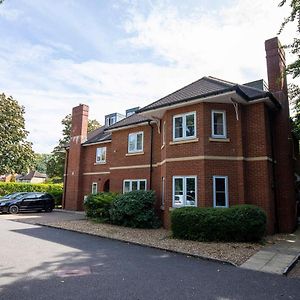 Flexi-Lets@Old Rectory Court, Frimley 아파트 Exterior photo