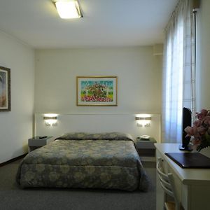Hotel Cristallo 코넬리아노 Room photo