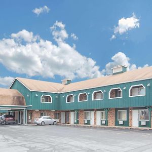 Days Inn By Wyndham Davenport Ia Exterior photo