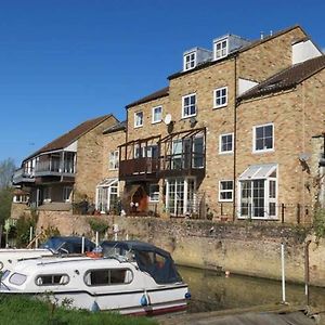 River Courtyard Apartment In The Heart Of Stneots 성니오츠 Exterior photo