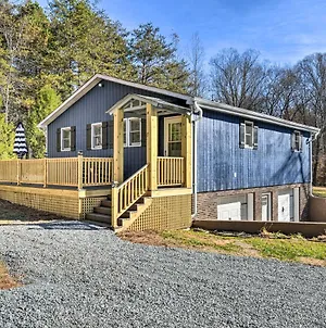Charming Yadkin Valley Cottage With Deck And Yard 야드킨빌 Exterior photo