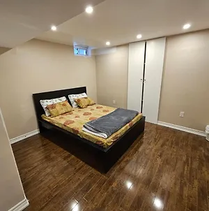 Beautiful Cozy Basement For Your Whole Family 브램턴 Exterior photo