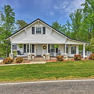 Dobson Farmhouse With Wraparound Porch And Fire Pit! 빌라 Exterior photo
