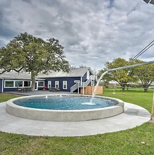 Pet-Friendly Schulenburg Farmhouse With Pool! 빌라 Exterior photo